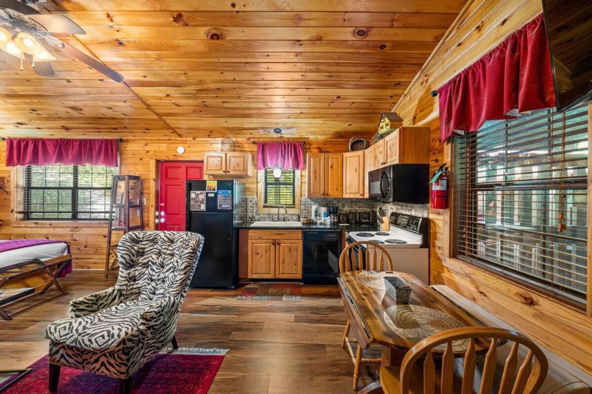 Cabin 5 Studio Cabin With Hot Tub, Water View And Fire Pit Villa Sevierville Exterior photo