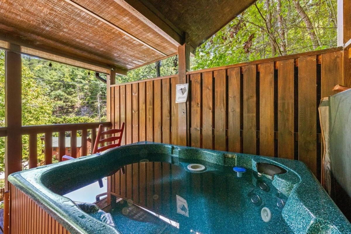 Cabin 5 Studio Cabin With Hot Tub, Water View And Fire Pit Villa Sevierville Exterior photo