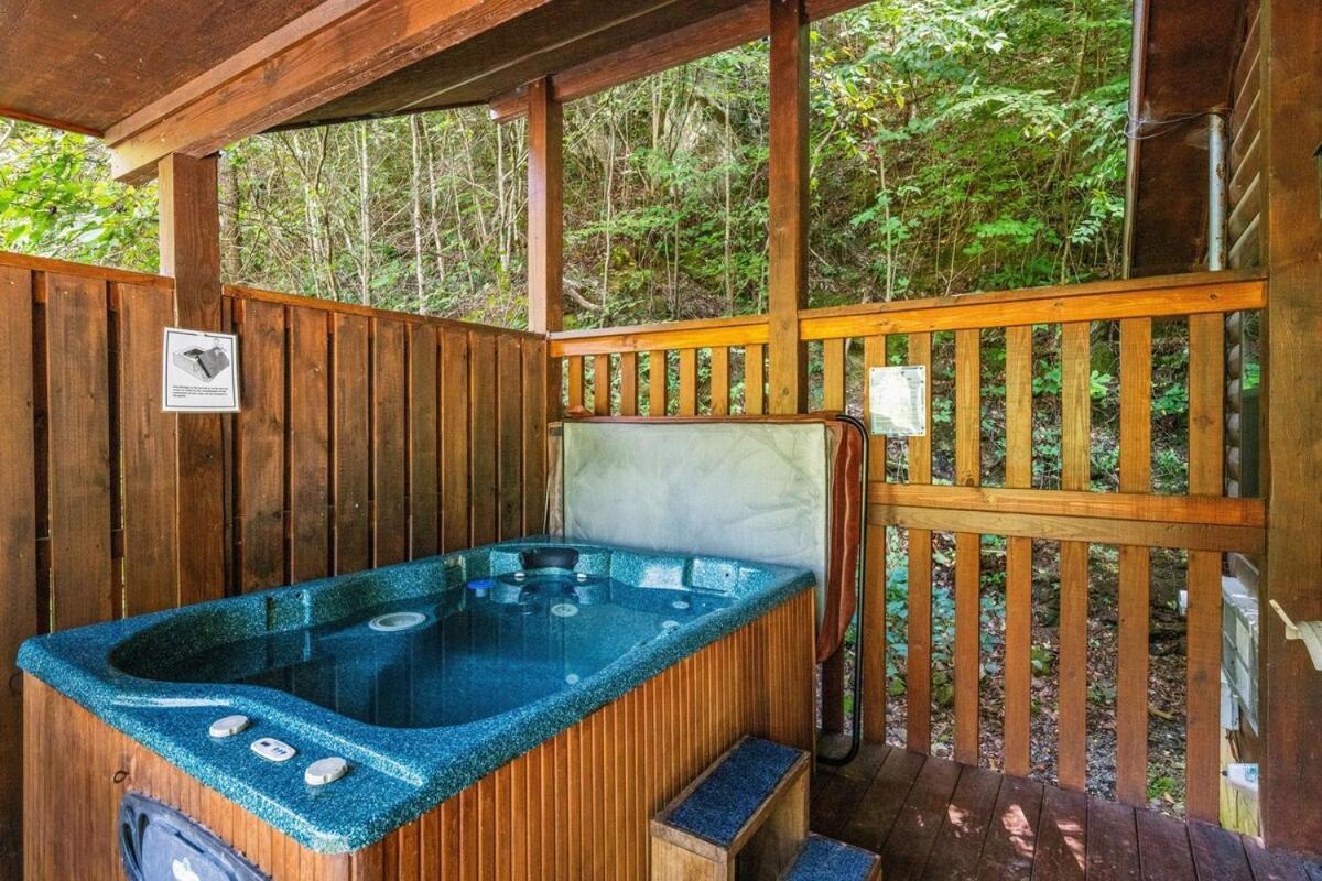 Cabin 5 Studio Cabin With Hot Tub, Water View And Fire Pit Villa Sevierville Exterior photo