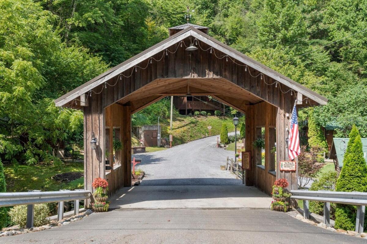 Cabin 5 Studio Cabin With Hot Tub, Water View And Fire Pit Villa Sevierville Exterior photo